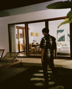 Kathryn Bernardo Instagram - Someone's getting the hang of taking my ootds!😋 tysm to my sungit photographer (swipe left for the photog reveal!) 😎🖤 Bali, Indonesia