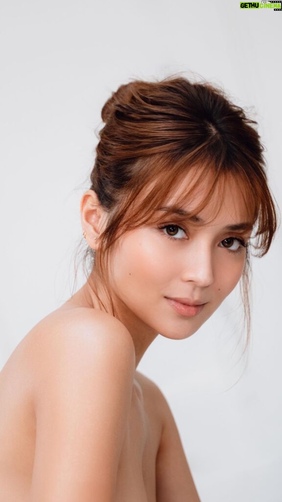 Kathryn Bernardo Instagram - Have you discovered your Fresh match yet?🤍 Unveil brighter, smoother, and glowing skin with the best body care combo from @fresh_philippines. Just pair the Body Lotions with the Moisturizing Cream & Spa Salt Scrubs! Choose among: ✨ Jeju Aloe Ice for treating body acne and minimizing pores ✨ ‍Tomato Glass Skin for brightening and hydrating the skin ✨ ‍Milk White Glutaboost for evening out skin tone Exclusively available at @watsonsph stores nationwide!