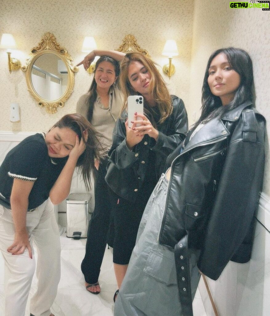 Kathryn Bernardo Instagram - You know where to find us.. 🤫👀 Banyo Queen