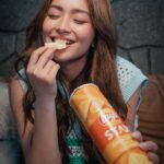 Kathryn Bernardo Instagram – POV: I’m that friend who can’t focus on the movie when there’s crunchy, snacktastic, yummazing, and #DeliciouslyDistracting @laysphilippines! 🤪🤭

 #LaysStax