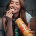 Kathryn Bernardo Instagram - POV: I’m that friend who can’t focus on the movie when there’s crunchy, snacktastic, yummazing, and #DeliciouslyDistracting @laysphilippines! 🤪🤭 #LaysStax