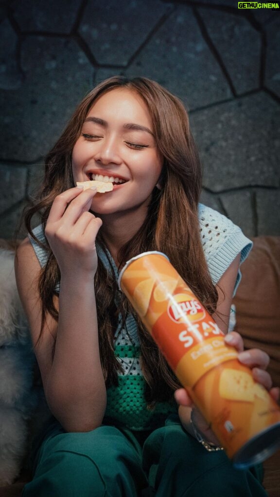 Kathryn Bernardo Instagram - POV: I’m that friend who can’t focus on the movie when there’s crunchy, snacktastic, yummazing, and #DeliciouslyDistracting @laysphilippines! 🤪🤭 #LaysStax