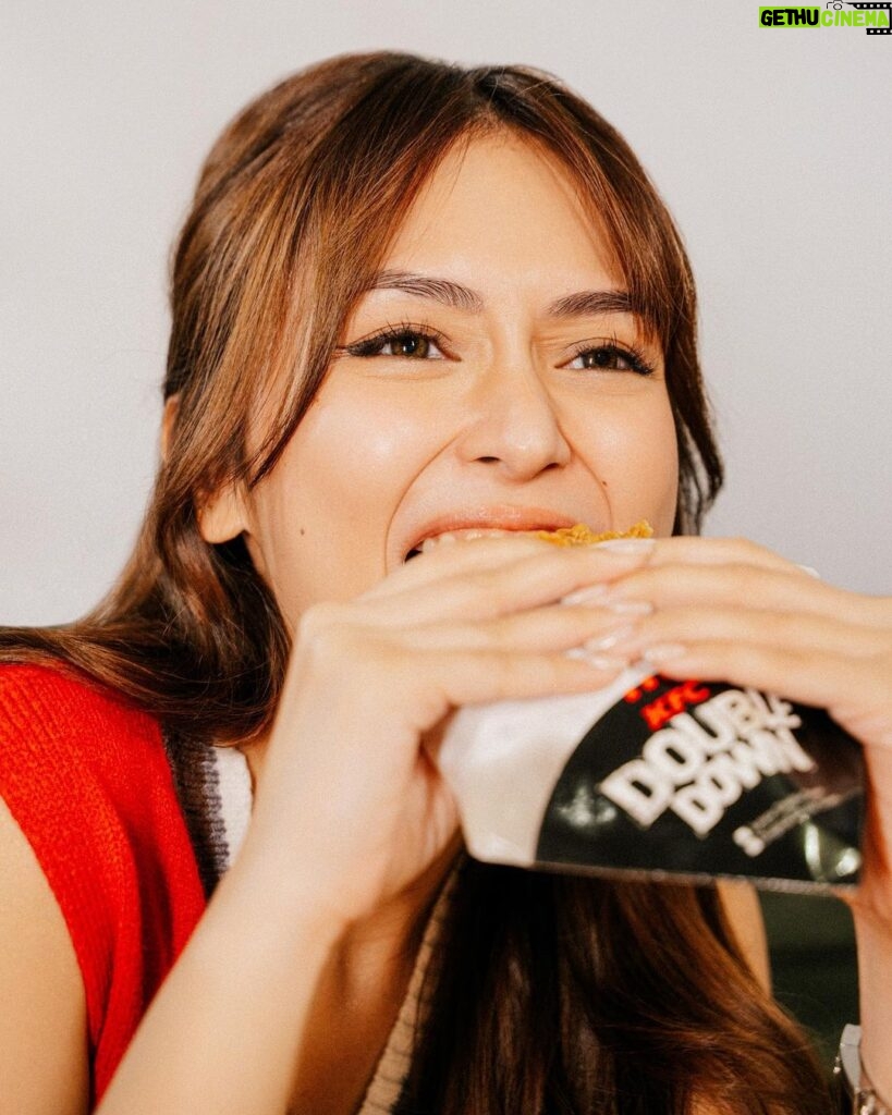 Kathryn Bernardo Instagram - Have you heard the good news? #KFCDoubleDownIsBack! Satisfy your cravings with @kfcphilippines' iconic no-bun and all-meat goodness, available for a limited time only. Because #LegendsEatLegends! 😋