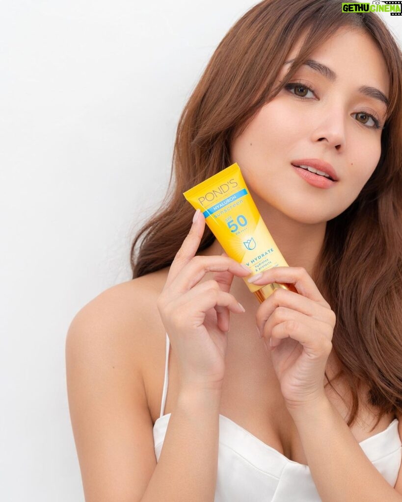 Kathryn Bernardo Instagram - As a Pond's girl, I always reach for @pondsph to keep my skin glowing and fresh! 🤍 Here's a secret I'm finally able to reveal: Pond's now has UV sunscreens that are lightweight and leave no white cast, made with SPF 50 for high sun protection + your favorite skin care ingredients to keep your skin healthy! Imagine your dream sunscreen and skin care all rolled into one! 💕 #pondsspf