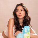 Kathryn Bernardo Instagram - Still looking for your Fresh match? I've found mine in this body care combo that exfoliates, minimizes my pores, and fades dark spots with the power of 99% Pure Niacinamide! 🤍 Visit @watsonsph and discover @fresh_philippines Jeju Aloe Ice Niacinamide Body Salt Scrub + Soothing Gel Lotion! ❄️