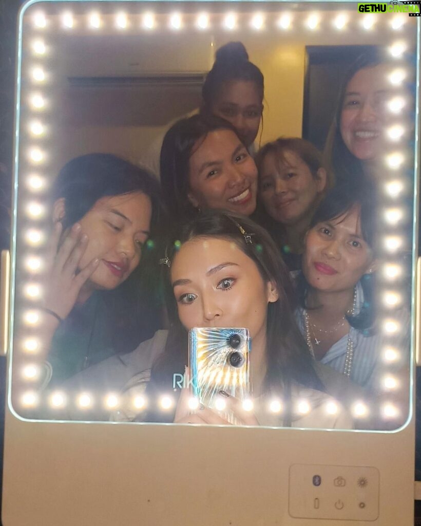 Kathryn Bernardo Instagram - Team AVGG making shoot days more fun! Thanks to these ghorls for keeping me company + so much more! 🤭 ily all! #AVeryGoodGirl 👼🏼