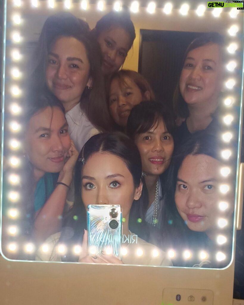 Kathryn Bernardo Instagram - Team AVGG making shoot days more fun! Thanks to these ghorls for keeping me company + so much more! 🤭 ily all! #AVeryGoodGirl 👼🏼