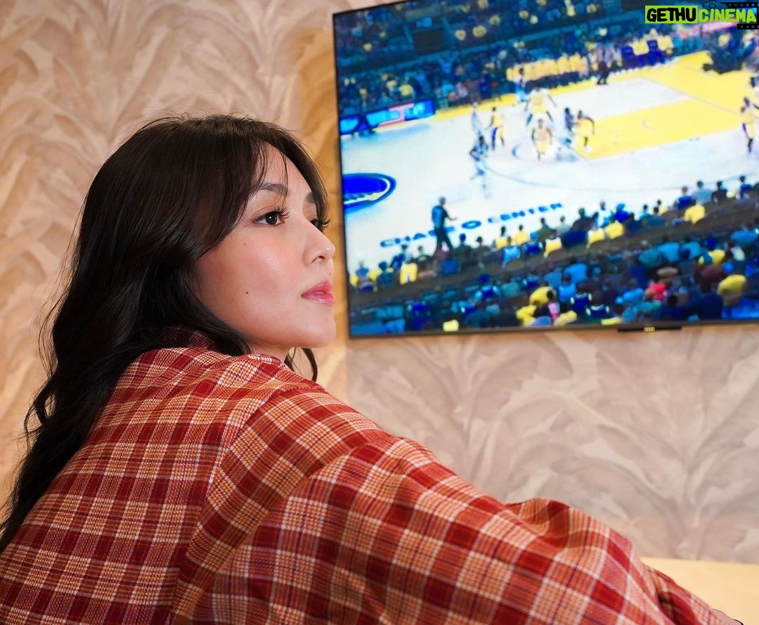 Kathryn Bernardo Instagram - Can't wait to binge-watch and play video games with my newly unboxed TCL C645 Color Master! It's powered with QLED technology that makes my favorite movies and games come to life like never before! ๐ It's everything I need and want: โ๏ธ HDR10+ โ๏ธ Dolby Vision โ๏ธ AiPQ Engine โ๏ธ Built-in Google โ๏ธ Easy to set up! #TCLC645ColorMaster #TCLCSeries #CTheBrilliance #QLEDForGenZ