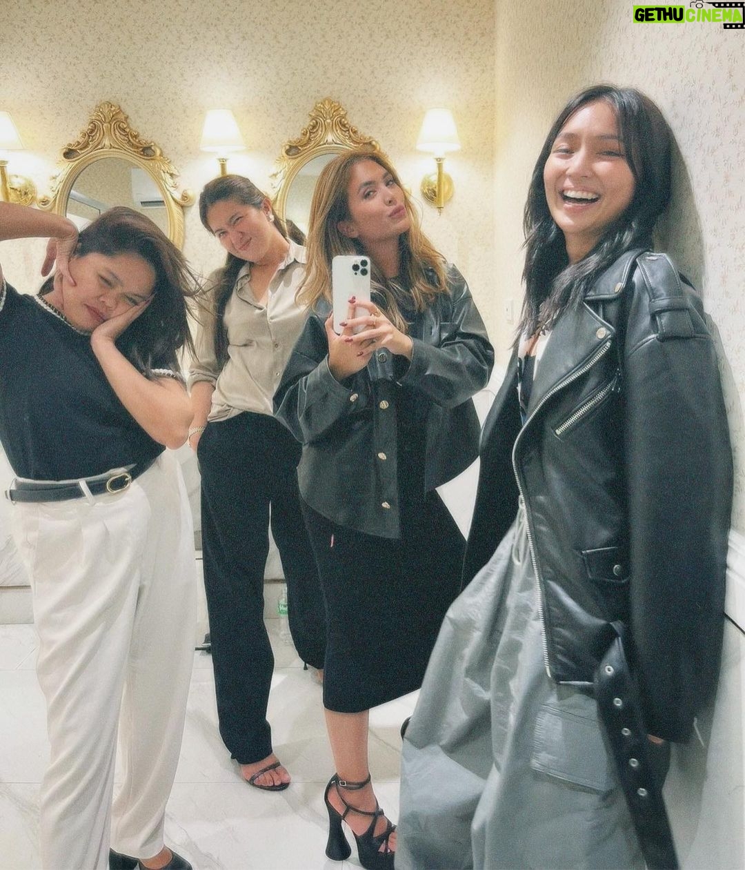 Kathryn Bernardo Instagram - You know where to find us.. 🤫👀 Banyo Queen
