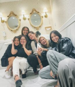 Kathryn Bernardo Instagram - You know where to find us.. 🤫👀 Banyo Queen