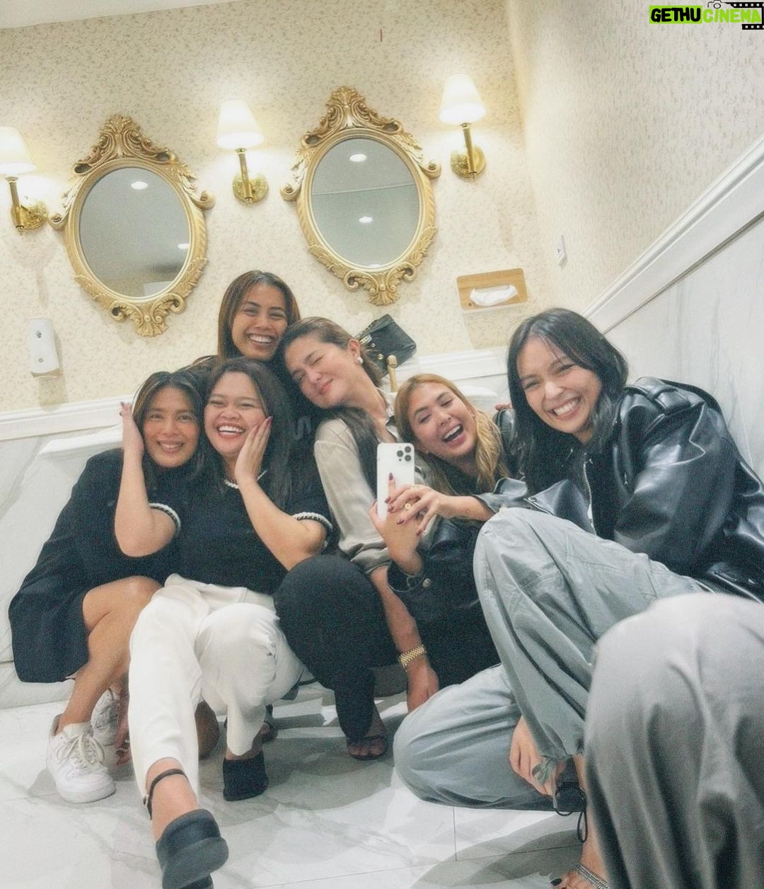 Kathryn Bernardo Instagram - You know where to find us.. 🤫👀 Banyo Queen