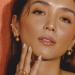 Kathryn Bernardo Instagram - Such an honor to announce that I'm finally joining a local jewelry brand that represents all Filipinas! Thank you for the warm welcome, @vjewelryofficial! 🤍 Beyond excited to share Philippines' national gem to everyone—there's just something so special about Philippine-sourced products that makes me feel extra proud. 🤘🏻🥰 #VJewelryxKathrynBernardo