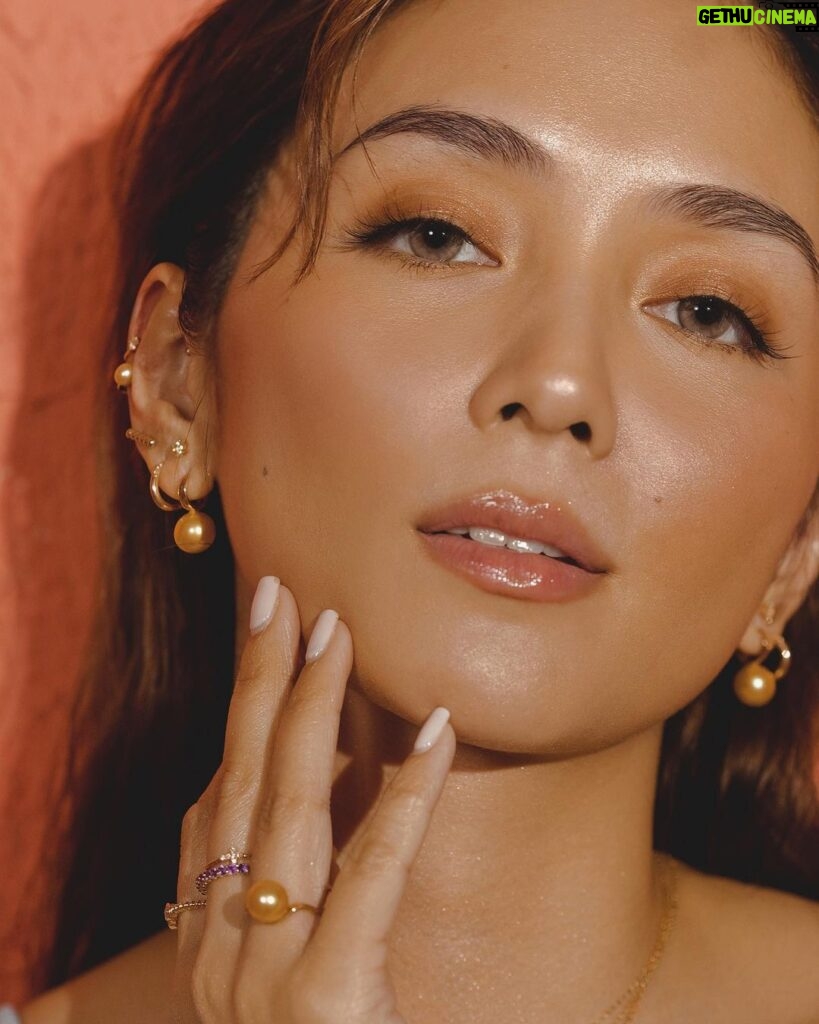 Kathryn Bernardo Instagram - Such an honor to announce that I'm finally joining a local jewelry brand that represents all Filipinas! Thank you for the warm welcome, @vjewelryofficial! 🤍 Beyond excited to share Philippines' national gem to everyone—there's just something so special about Philippine-sourced products that makes me feel extra proud. 🤘🏻🥰 #VJewelryxKathrynBernardo
