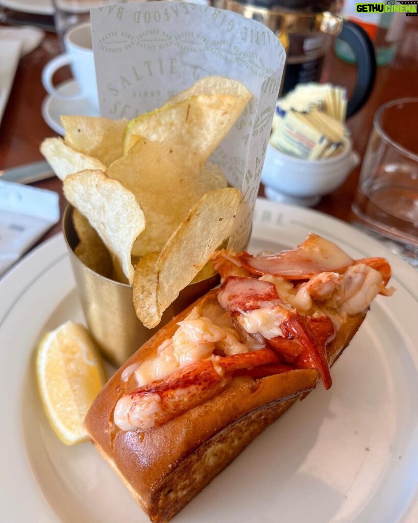 Kathryn Bernardo Instagram - I lob a great lobster sandwich 🦞 🫢