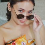 Kathryn Bernardo Instagram - Happy National Potato Chip Day!!! 🥔🥳 Take this as your sign to stock up on #SummerLAYSsentials. Perfect for all your upcoming beach trips! Basta ako ready na with my favorite Cheddar & Sour Cream bag! How about you, what's your favorite flavor?