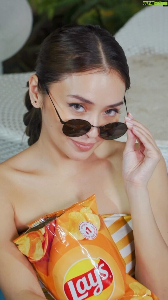 Kathryn Bernardo Instagram - Happy National Potato Chip Day!!! 🥔🥳 Take this as your sign to stock up on #SummerLAYSsentials. Perfect for all your upcoming beach trips! Basta ako ready na with my favorite Cheddar & Sour Cream bag! How about you, what's your favorite flavor?