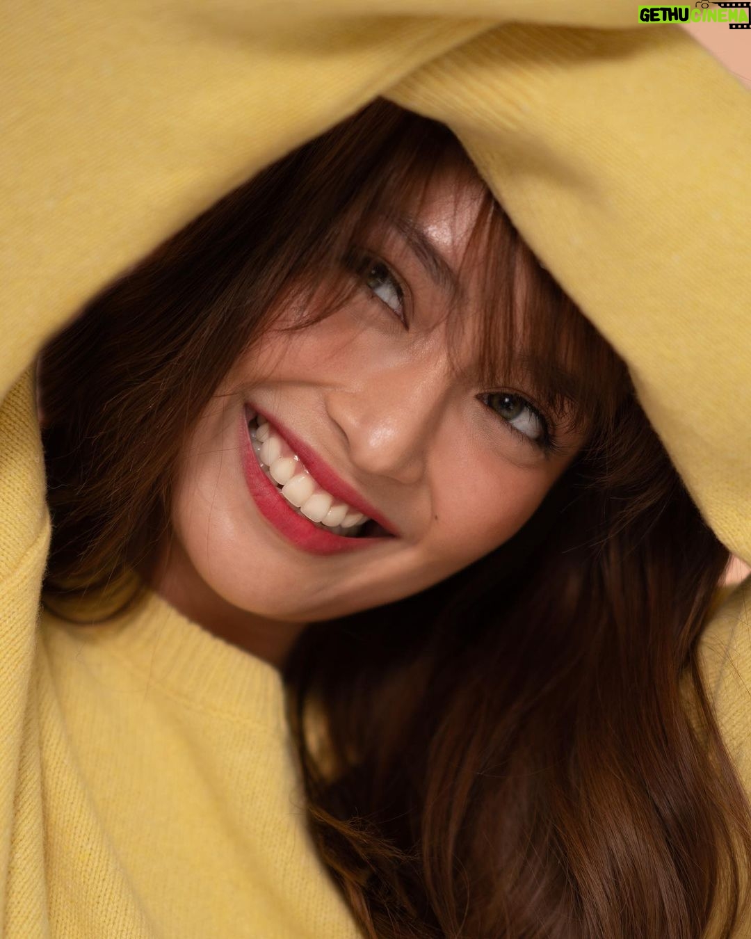 Kathryn Bernardo Instagram - I'm always looking for the most sulit deals when shopping! 🤘🏻 Kaya when it comes to toothpaste, sulit na sulit ang Hapee Sulit Doble Pack for only 99 pesos! Sulit na, ngiting Hapee pa! 💛 #NgitingHapee