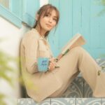 Kathryn Bernardo Instagram - No matter how busy my schedule gets, I make sure to squeeze in an hour or two to read a good book. Of course, "me time" is always better with my fave guilt-free cup of San Mig Sugarfree White! 🤎☕️