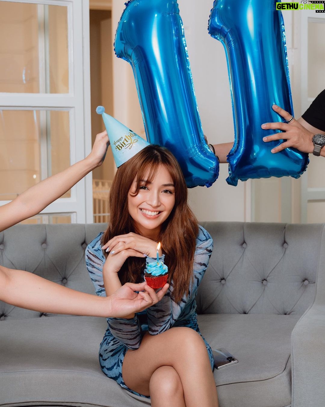 Kathryn Bernardo Instagram - After celebrating my birthday yesterday, now it's time to enjoy #LazadaPH’s birthday! 💙 Keeping the party going with #LazadaBirthdayBlowout Sale happening today until March 31! 🥳 Don’t miss out on the fast & free shipping, amazing vouchers, and more @lazadaph big birthday deals! Check out na! #KathrynForLazada