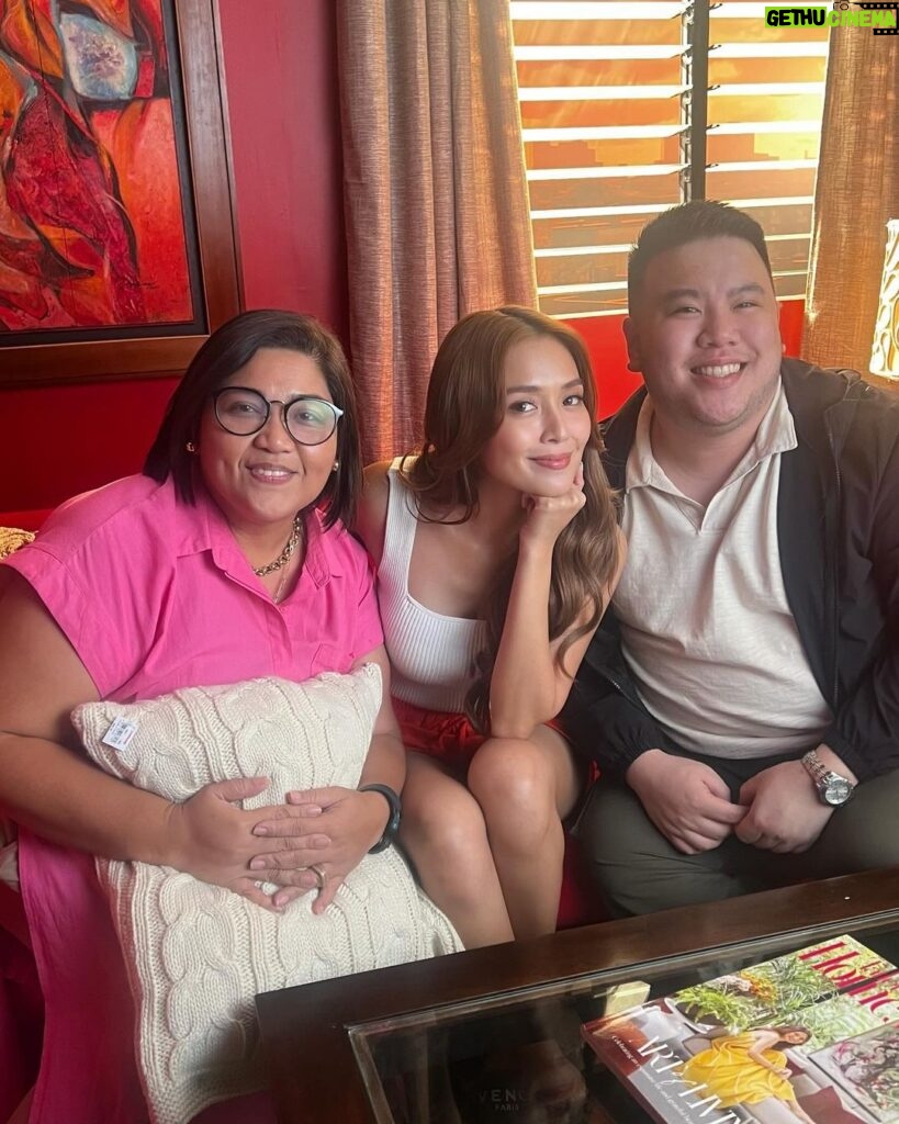 Kathryn Bernardo Instagram - Just shot a new tvc with @kfcphilippines! Thank you for making this day feel extra special, fam! 🥹