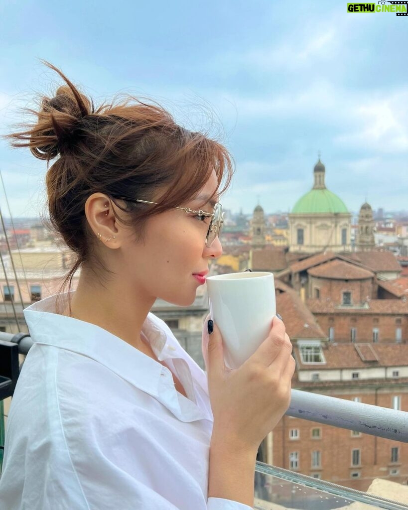 Kathryn Bernardo Instagram - Never feel guilty about rewarding yourself with the chance to travel and explore the world. ✈️ Just like my coffee, dapat guilt-free— #SanMigSugarFree 💯 @sanmigcoffeeph