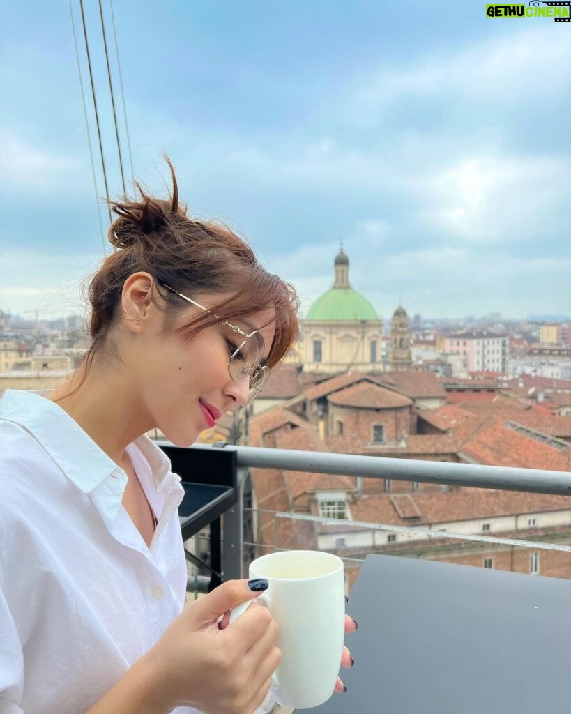 Kathryn Bernardo Instagram - Never feel guilty about rewarding yourself with the chance to travel and explore the world. ✈️ Just like my coffee, dapat guilt-free— #SanMigSugarFree 💯 @sanmigcoffeeph