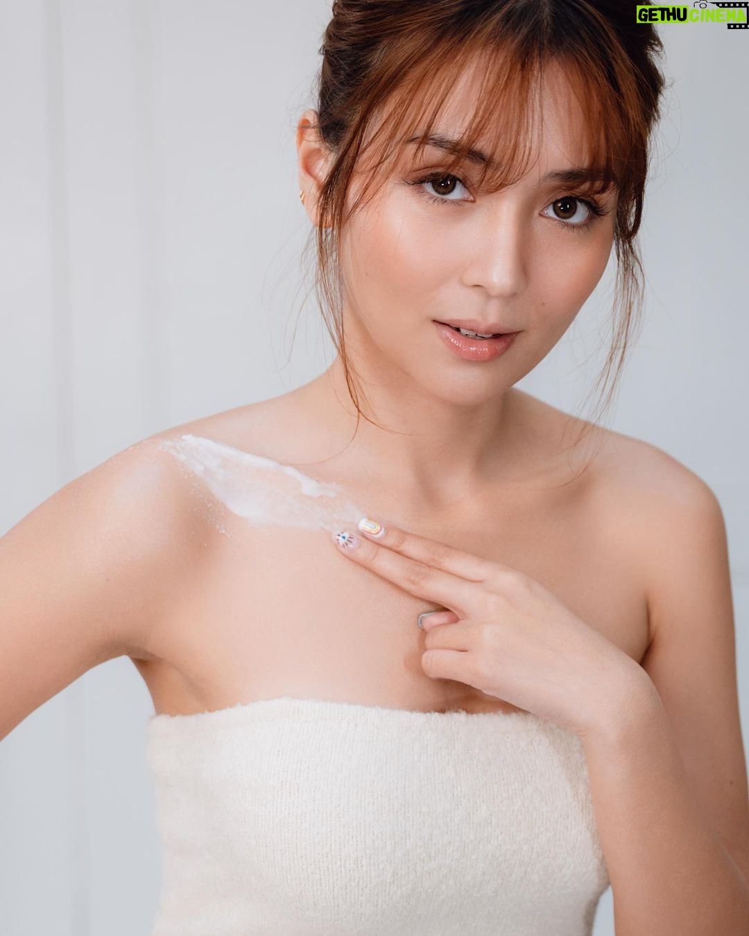 Kathryn Bernardo Instagram - Making my daily shower extra special with new bathtime favorites! 🛀 Get double the care with Moisturizing Salt Scrubs with 2x brightening power, plus the luxurious feel of Vitamin C, Niacinamide, and Glutathione formulated cream body salt scrubs for only P95! Grab it for a limited time only until February 19. ❤️ Want to win special bath kits from @fresh_philippines? Here's how: 1. Make sure to follow Fresh IG and Tiktok 2. Repost this video on your story or feed 3. Use the hashtag #WOWFRESH, and tag @fresh_philippines. 4. Winners will be chosen on Feb 28, 2023