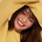 Kathryn Bernardo Instagram - I'm always looking for the most sulit deals when shopping! 🤘🏻 Kaya when it comes to toothpaste, sulit na sulit ang Hapee Sulit Doble Pack for only 99 pesos! Sulit na, ngiting Hapee pa! 💛 #NgitingHapee