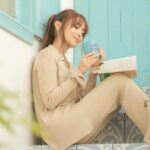 Kathryn Bernardo Instagram - No matter how busy my schedule gets, I make sure to squeeze in an hour or two to read a good book. Of course, "me time" is always better with my fave guilt-free cup of San Mig Sugarfree White! 🤎☕️