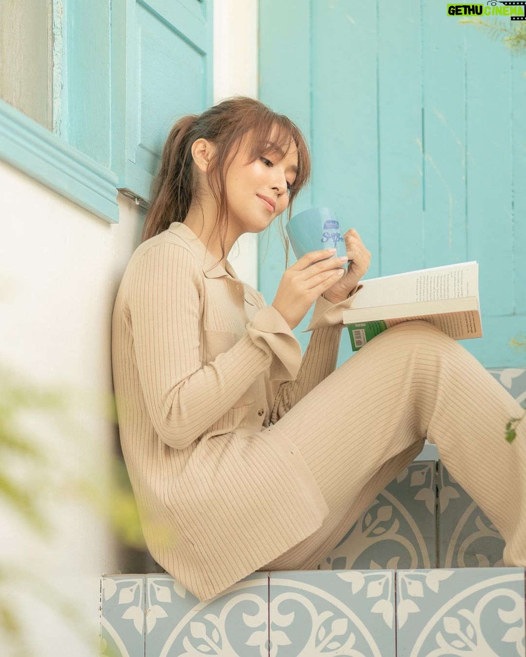 Kathryn Bernardo Instagram - No matter how busy my schedule gets, I make sure to squeeze in an hour or two to read a good book. Of course, "me time" is always better with my fave guilt-free cup of San Mig Sugarfree White! 🤎☕️