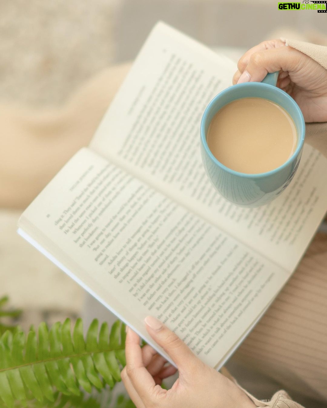 Kathryn Bernardo Instagram - No matter how busy my schedule gets, I make sure to squeeze in an hour or two to read a good book. Of course, "me time" is always better with my fave guilt-free cup of San Mig Sugarfree White! 🤎☕️