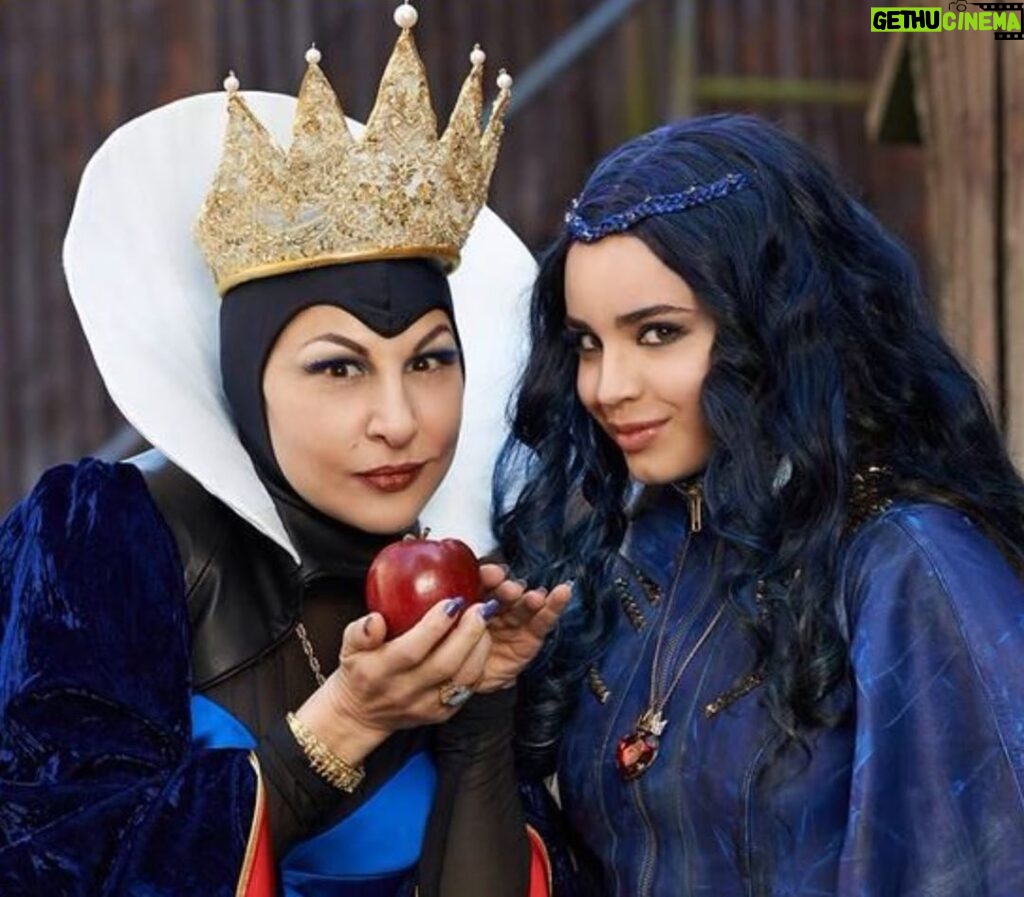 Kathy Najimy Instagram - When the Evil Queen from Descendants show-biz births a glorious talented smart @sofiacarson ⁠ ⁠