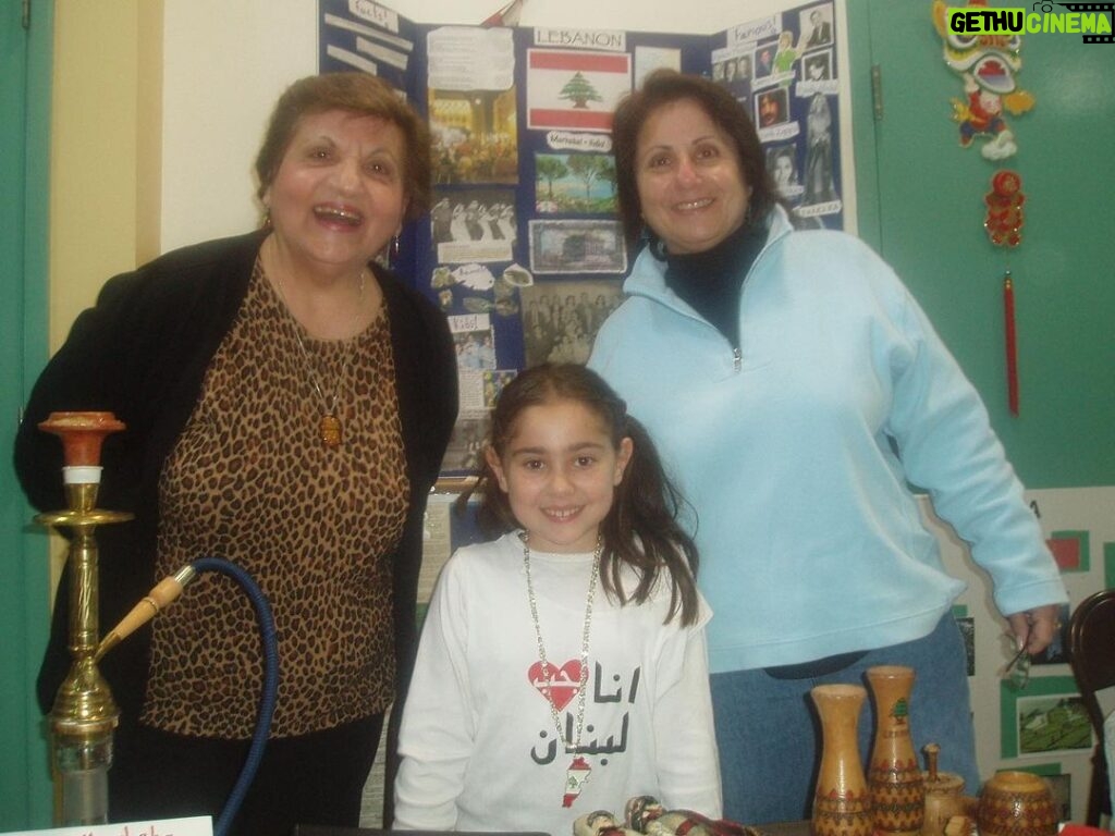 Kathy Najimy Instagram - #TBT to when we made up "Lebanese Day" at @samiatheband's 4th grade class. ⁠ My mom=Samia Sister=Mona and daughter =Samia!