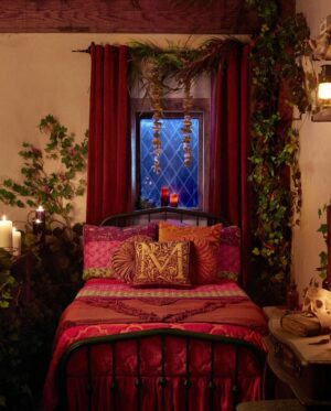 Kathy Najimy Instagram - #airbnbpartner @Airbnb is hosting a magical stay at a re-creation of the Sanderson Sisters’ Hocus Pocus cottage just in time for the release of #HocusPocus2. More on @airbnb or click the link in my bio. @DisneyPlus #disneyplus