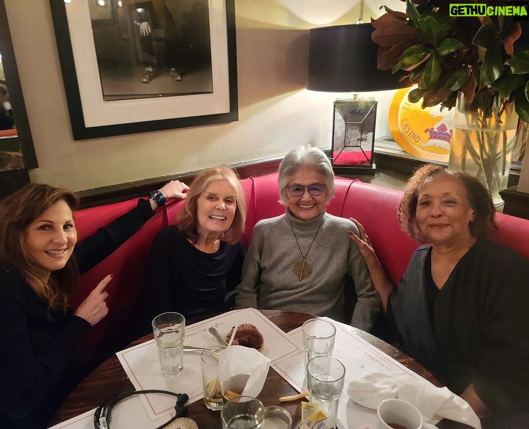 Kathy Najimy Instagram - Happy @irene1112neves Birthday Fun!!! @gloriasteinem @caroljenkinsmedia @thedanband