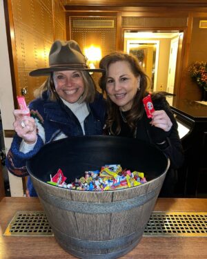 Kathy Najimy Instagram - Walked my smart, funny pal @katiecouric home from a Halloween lunch and we suddenly found ourselves hanging out of a window handing out buckets of candy. I love NYC!