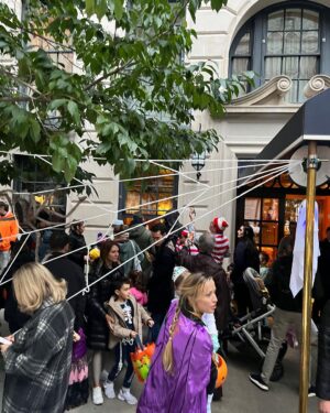 Kathy Najimy Instagram - Walked my smart, funny pal @katiecouric home from a Halloween lunch and we suddenly found ourselves hanging out of a window handing out buckets of candy. I love NYC!