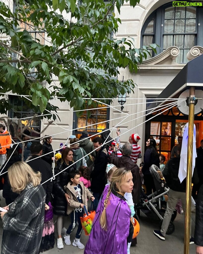 Kathy Najimy Instagram - Walked my smart, funny pal @katiecouric home from a Halloween lunch and we suddenly found ourselves hanging out of a window handing out buckets of candy. I love NYC!