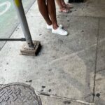 Kathy Najimy Instagram - I love NYC but I cannot for the life of me understand how, in this city-- all of these folks keep their sneakers sooooo WHITE?? Obsessed!!