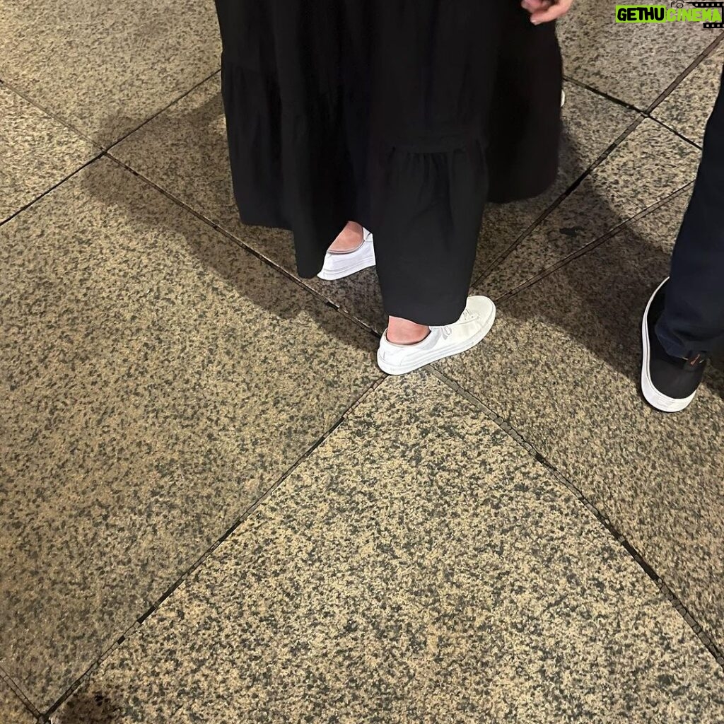 Kathy Najimy Instagram - I love NYC but I cannot for the life of me understand how, in this city-- all of these folks keep their sneakers sooooo WHITE?? Obsessed!!