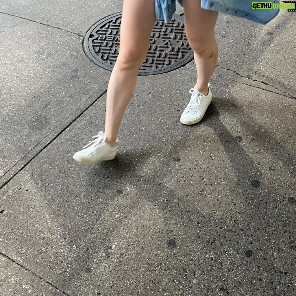 Kathy Najimy Instagram - I love NYC but I cannot for the life of me understand how, in this city-- all of these folks keep their sneakers sooooo WHITE?? Obsessed!!