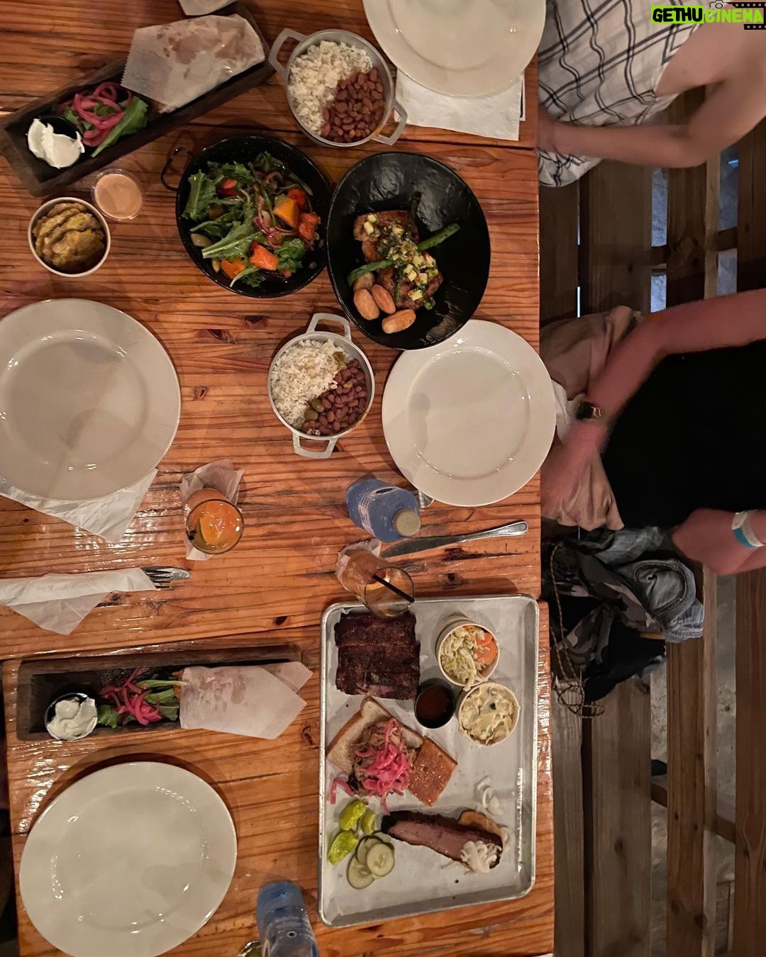 Katie Leclerc Instagram - Clean plate club! #puertotico #bbq La Estación, Fajardo