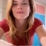 Katie Leclerc Instagram - Spok hand not in the ASL alphabet #handshapes #reel #fingerspelling #reel #katieleclerc #switchedatbirth #daphnevasquez #dollhousehands #fartsound