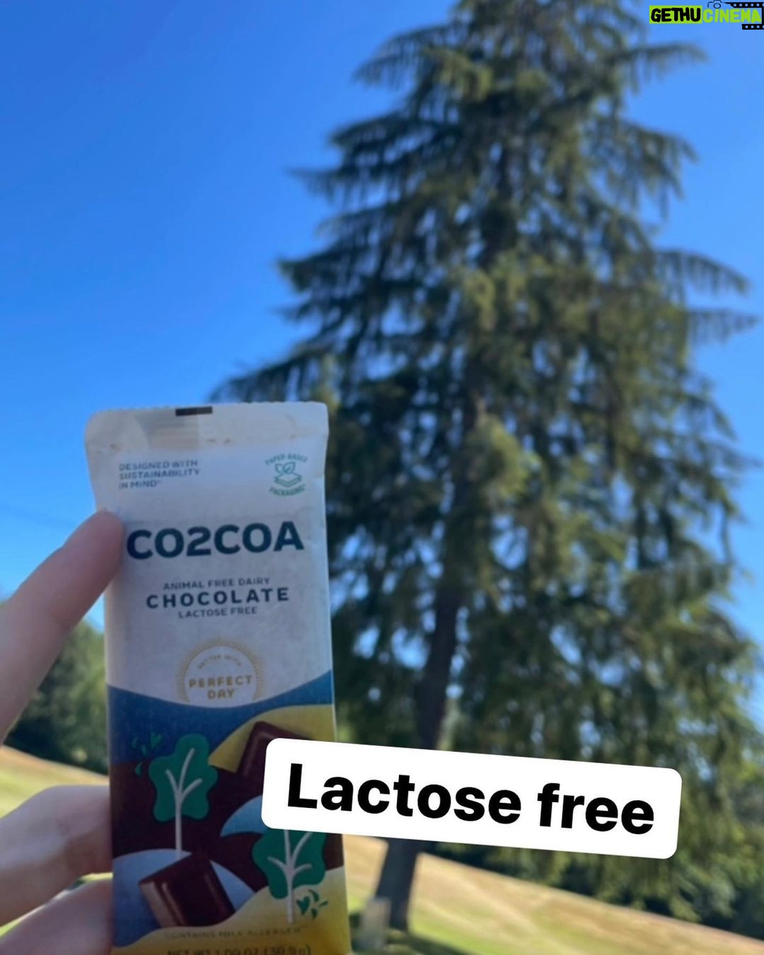 Katie Leclerc Instagram - #Ad CO2COA is an earth conscious and DELICIOUS chocolate! If you love the planet and you love chocolate, you need to shop the link in my bio! It’s animal free, lactose free, AND has a silky smooth texture. No joke, I am obsessed. #linkinbio @Marswrigley #CO2COA
