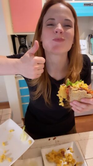 Katie Leclerc Instagram - Rainy days always make me want mac and cheese (mostly because I always have some in my pantry) What are your favorite stay-at-home snacks? #rainyday #sandwichporn #macandcheese #blt #kraft #ruffles