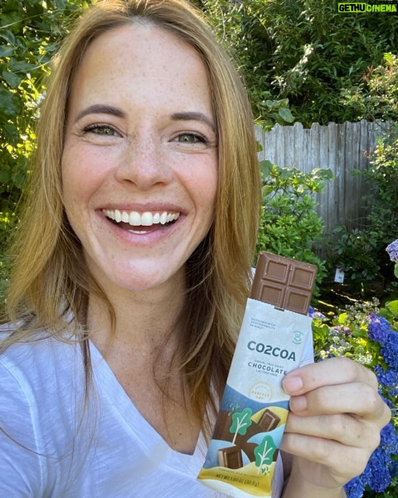 Katie Leclerc Instagram - #Ad CO2COA is an earth conscious and DELICIOUS chocolate! If you love the planet and you love chocolate, you need to shop the link in my bio! It’s animal free, lactose free, AND has a silky smooth texture. No joke, I am obsessed. #linkinbio @Marswrigley #CO2COA