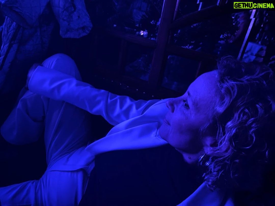 Katja Riemann Instagram - Mit meiner Liebsten @schorinadine in der @barjedervernunft bei den Geschwistern Pfister. Zwei Stunden den Wahnsinn der Welt ausknipsen und diesen grossartigen Performern und Sängerinnen plus Band zuhören und zusehen. Wir danken euch dafür.