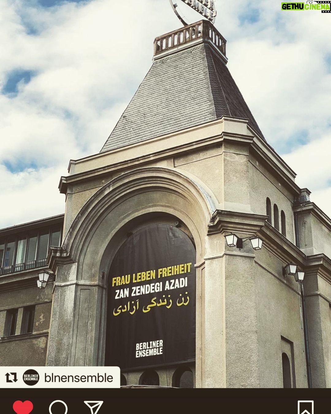 Katja Riemann Instagram - NOW!! Schaltet @rbb ein. Sie senden life und dann ist es in der mediathek abrufbar. Ein Abend für das iranische Volk. Unsere Solidarität mit den Iranerinnen und Iranern. Dank an @jazmatab @sarah_sandeh @melika_foroutan_ , die diesen Abend initiierten. #dank an @natalie_amiri @meret.becker @iris_berben @jasminshakeri , die den Abend mitgestalten. Dank an das @blnensemble, die sofort an unserer Seite waren, als wir nach einem Ort suchten. #womenlifefreedom