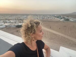 Katja Riemann Instagram - Camp Sharya, Duhok, Kurdistan-Irak. #lalish, Heiligtum der Jesid.innen. 

Bin hier auf Projektreise mit Dr. Jan Ilhan Kizilhan um über die Situation der Jesid.innen zu lernen und bin gestern zufällig in das Center von @hawar.help gestolpert... :-))