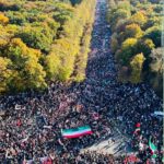 Katja Riemann Instagram - Today in Berlin! Es war so beeindruckend und berührend und hoffnungsvoll. Ich bin dankbar, dass ich inmitten der riesigen iranischen crowd mitlaufen durfte. #womenlifefreedom
